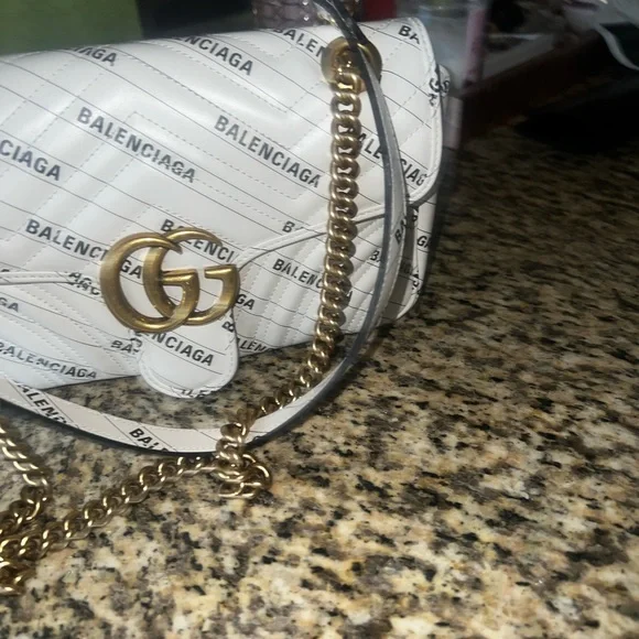 ❗️SOLD❗️Gucci White Quilted Shoulder Bag with Gold Double-G Hardware - Picture 3 of 8